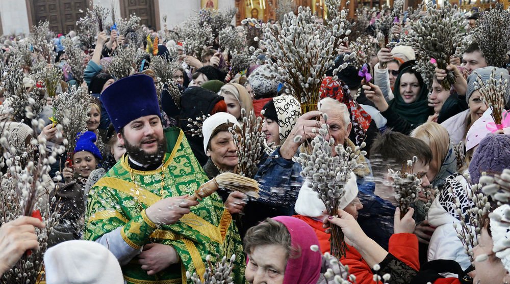 Священнослужители надевают зеленые ризы