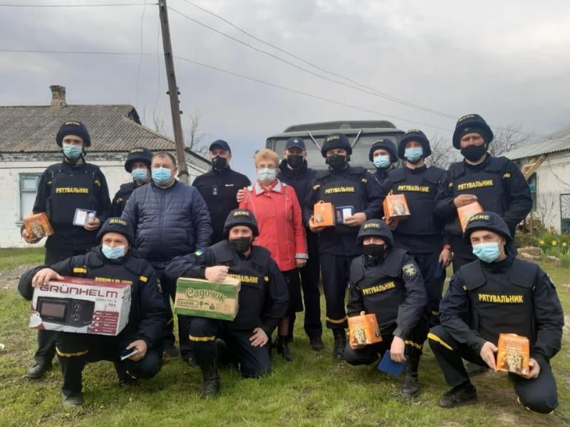 Николаевские спасатели помогают восстановить дома, пострадавшие от вражеских обстрелов в зоне ООС, - ФОТО
