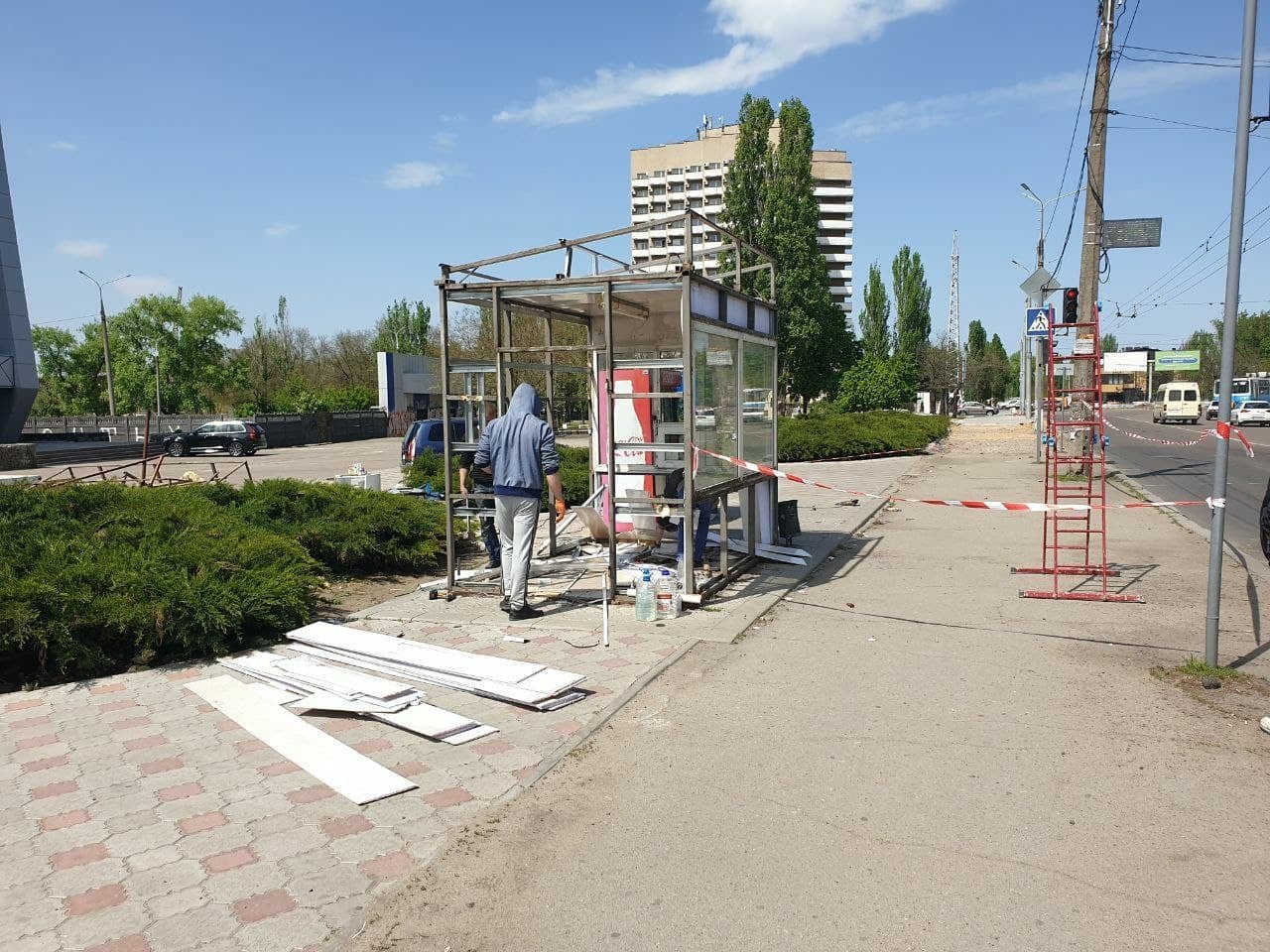 В Николаеве около остановки “Надежда” принудительно демонтировали торговый комплекс,- ФОТО 