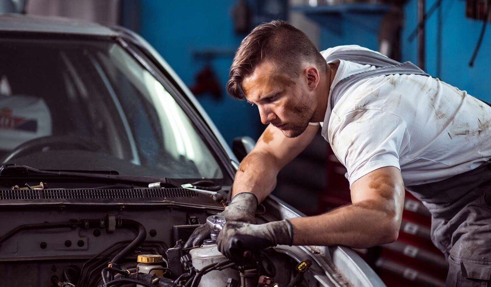 Автослесарь на СТО