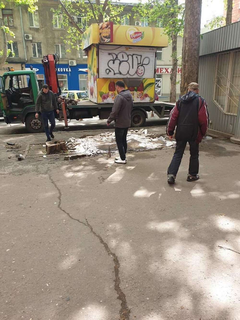 В центре Николаеве убрали еще один незаконный киоск, В Николаеве убирают киоск В Николаеве убирают киоск