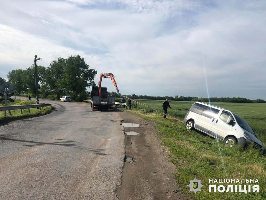 На Николаевщине произошло ДТП: пострадали водитель микроавтобуса и двое иностранцев,- ФОТО 