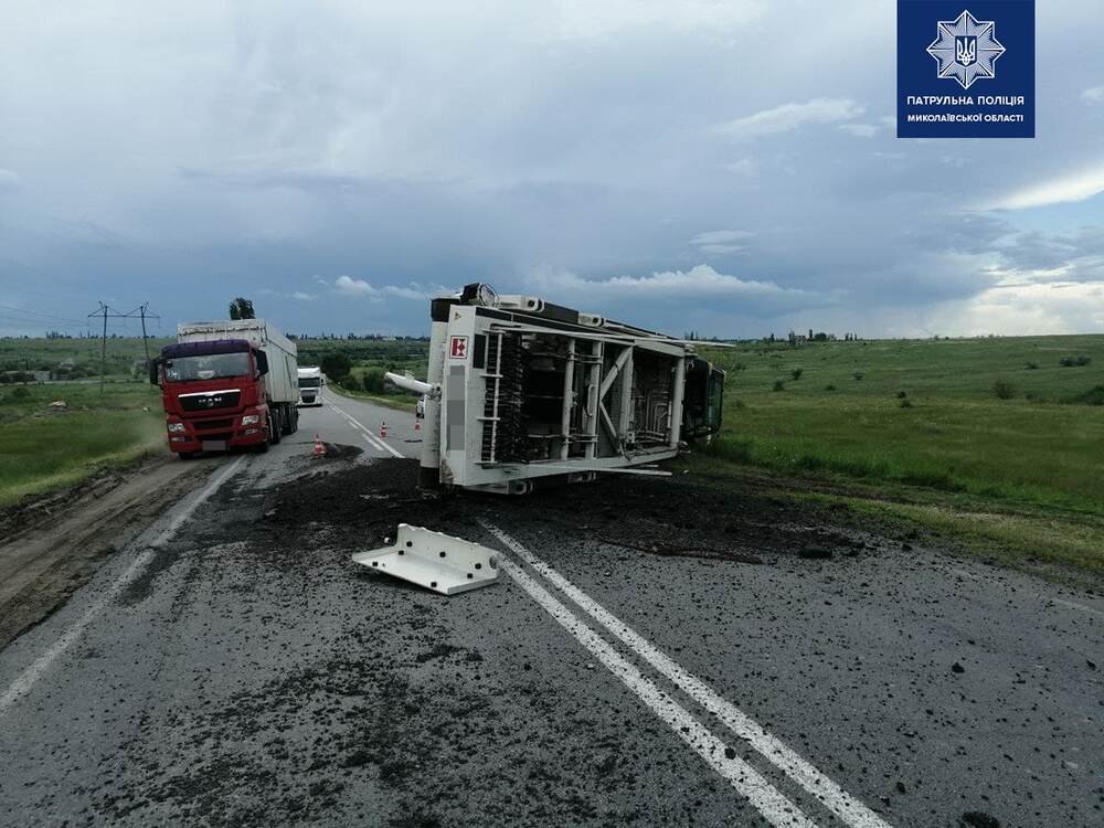 Внимание водителям: на Николаевщине на трассе “Одесса-Мелитополь-Новоазовск” заблокировано движение, - ФОТО