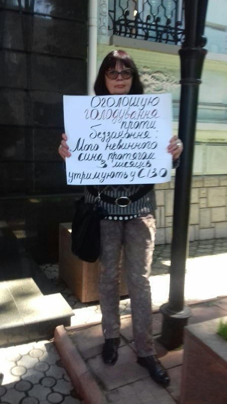 Смертельное ДТП на Богоявленском в Николаеве: Мать подозреваемого объявила голодовку под стенами прокуратуры, - ФОТО