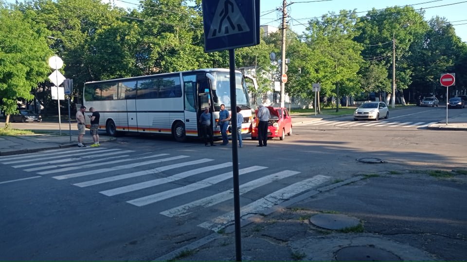 ДТП в центре Николаева: столкнулись иномарка и автобус, - ФОТО