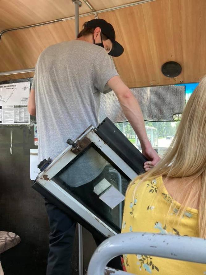 В Николаеве в “маршрутке” на пассажира упала дверь, - ФОТО 