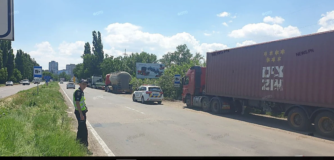 На въезде в Николаев скопились фуры, - ФОТО