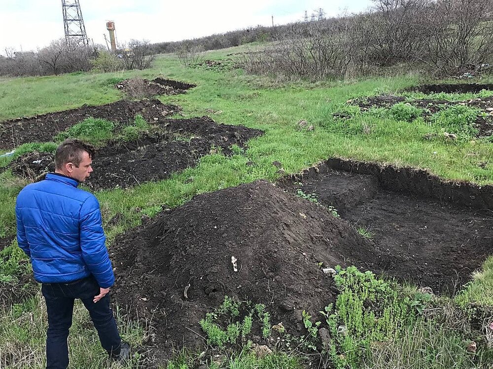 Археолог А. Смирнов на разоренной "Дідовій хаті"