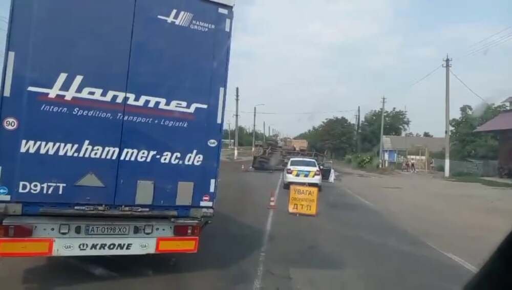 На Николаевщине молоковоз столкнулся с грузовиком: на трассе Р-06 образовалась пробка, - ФОТО