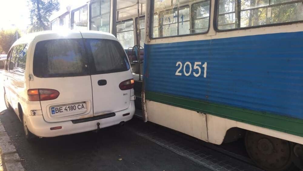 В Николаеве микроавтобус врезался в трамвай: водитель автомобиля изначально не признавал свою вину, - ФОТО
