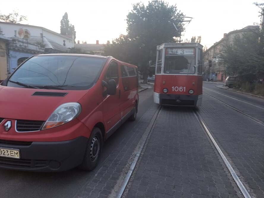 В Николаеве микроавтобус заблокировал движение трамваев, - ФОТО