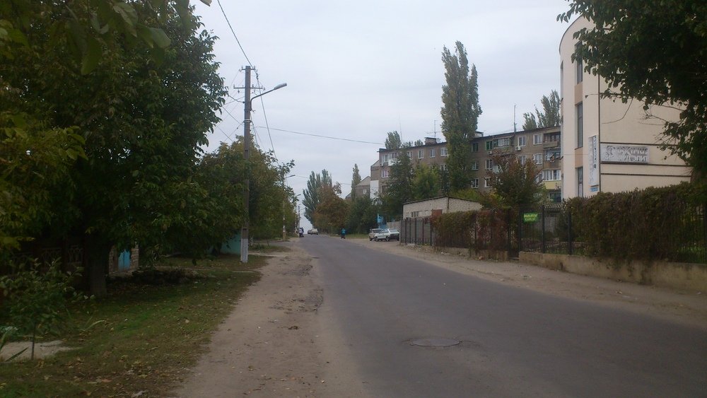 Старые и современные дома на одной улице