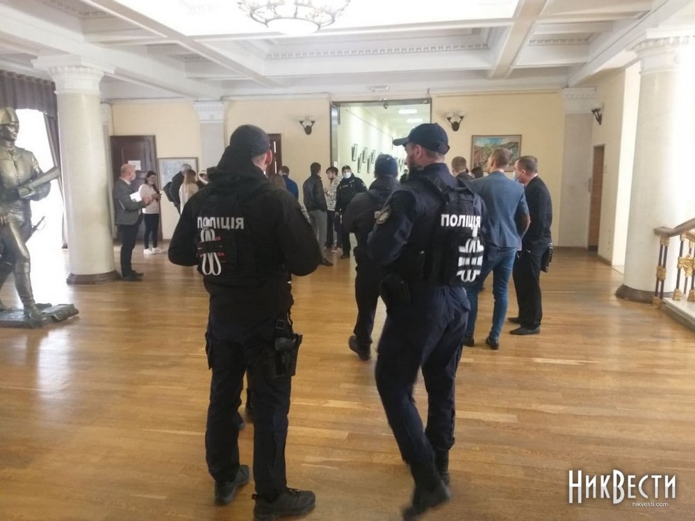 В здании Николаевского горсовета нашли подозрительный рюкзак: людей эвакуируют, Минирование мэрии Минирование мэрии