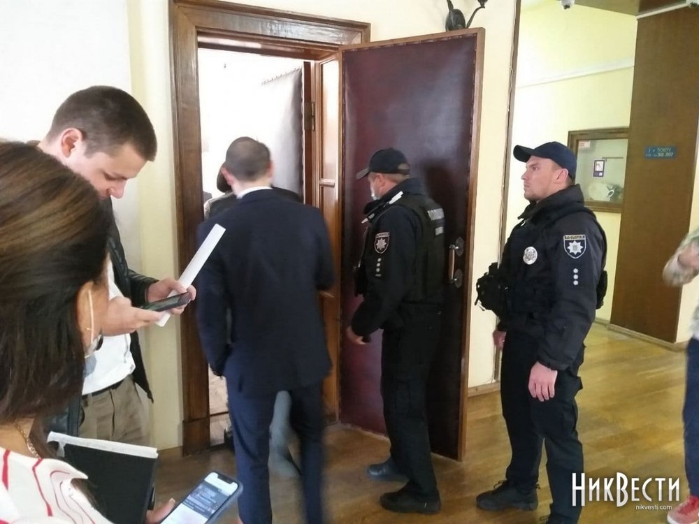 В здании Николаевского горсовета нашли подозрительный рюкзак: людей эвакуируют, Минирование мэрии Минирование мэрии
