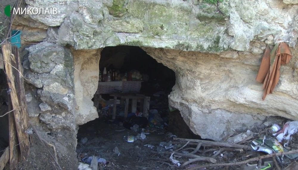 В пещера проживали бездомные