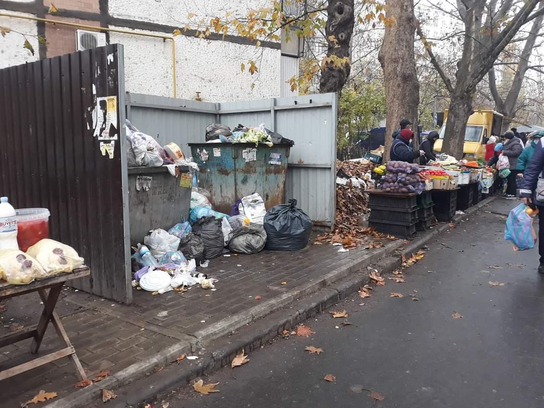 В Николаеве торговцы разложили свой товар рядом с мусорными баками, - ФОТО