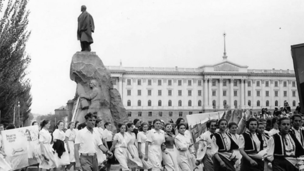Памятник Ленина на пьедестале Грейга