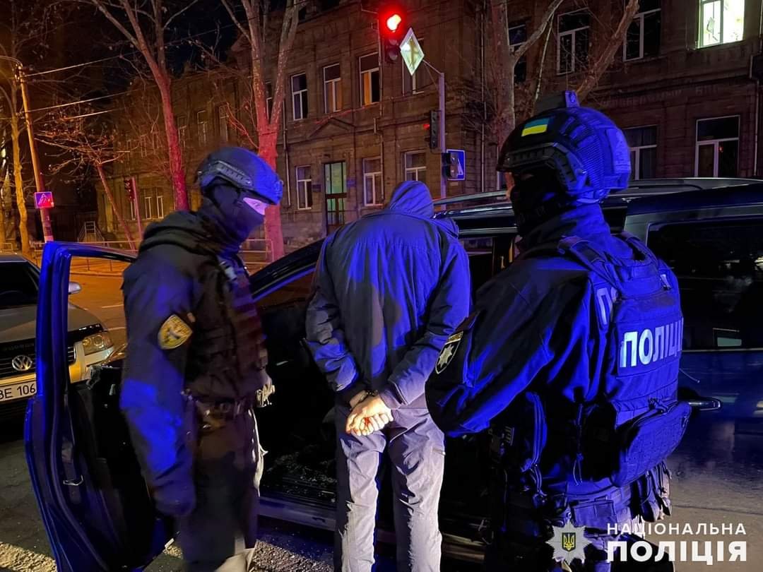 Задержание в центре Николаева: Мужчина подозревается в поджоге авто, - ФОТО