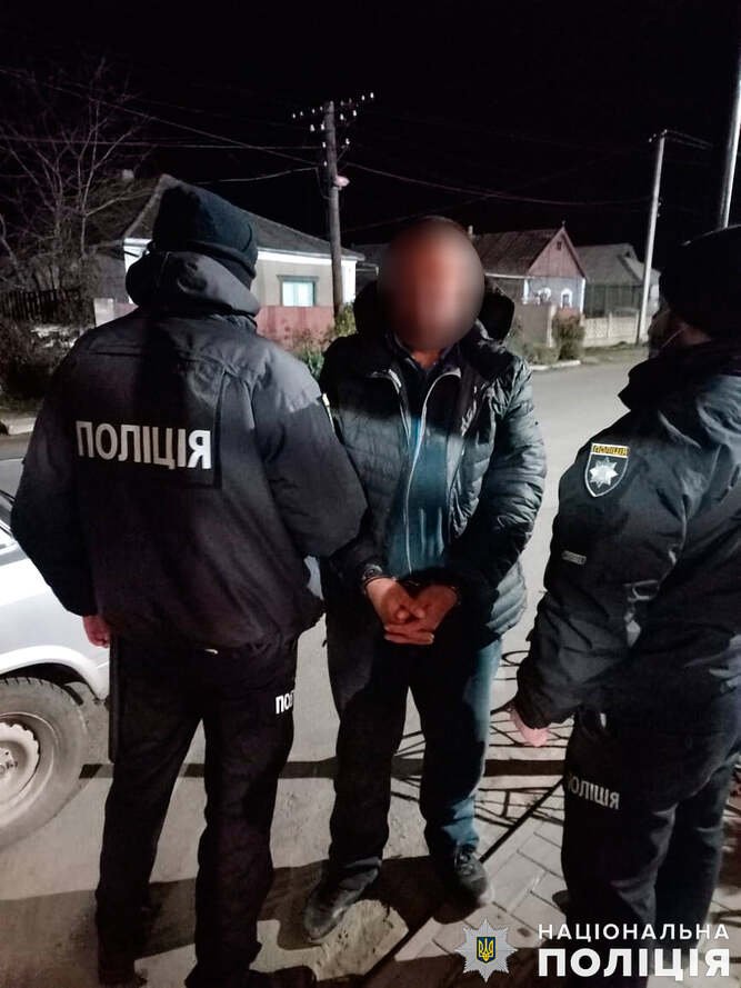 На Николаевщине нетрезвый мужчина побил полицейскую машину и устроил драку в участке: ему грозит до 5 лет тюрьмы  