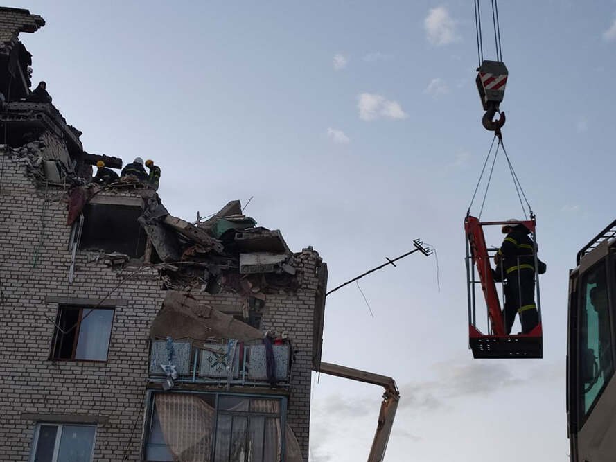 Спасатели работают на месте разрушенного дома