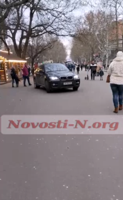 В Николаеве водитель "BMW" проехался по пешеходной Соборной, - ФОТО