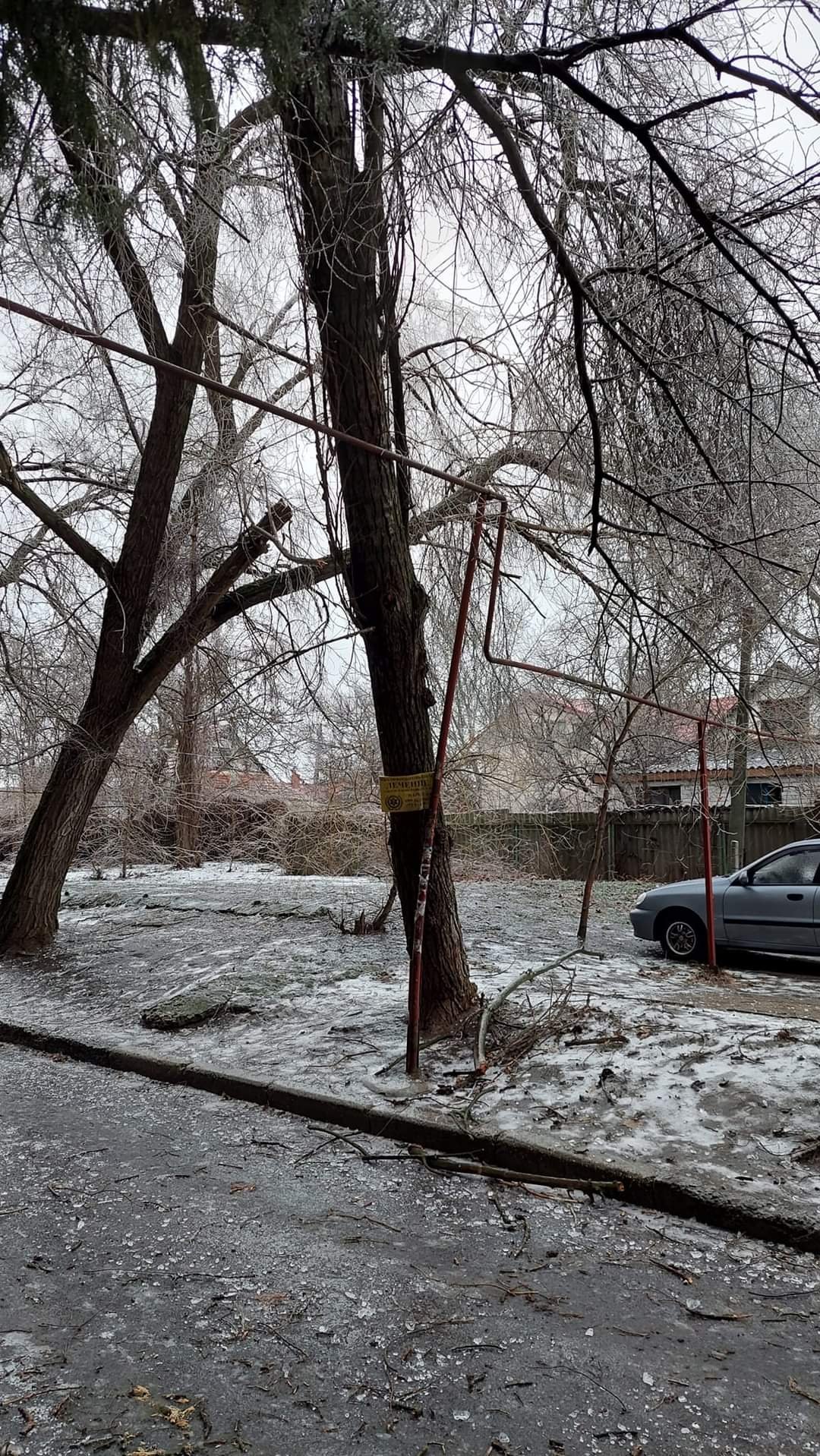 Дерево упало на трубу
