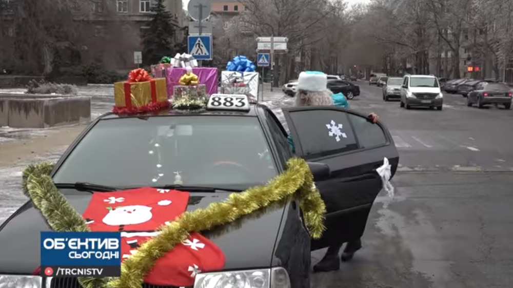 В Николаеве снова появилось новогоднее такси: в этот раз за рулем Снегурочка, - ФОТО 