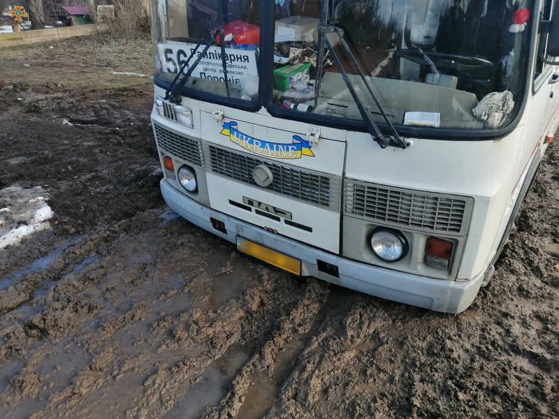 На Николаевщине спасатели отбуксировали автобус, застрявший на бездорожье, - ФОТО