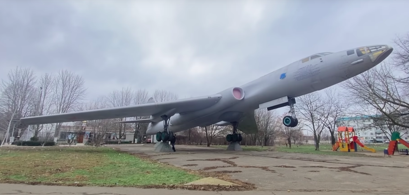 самолет Ту-16 в Николаеве
