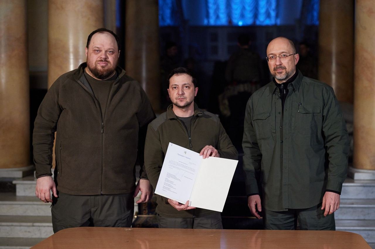 Президент України підписав заявку на приєднання до ЄС, - ФОТО