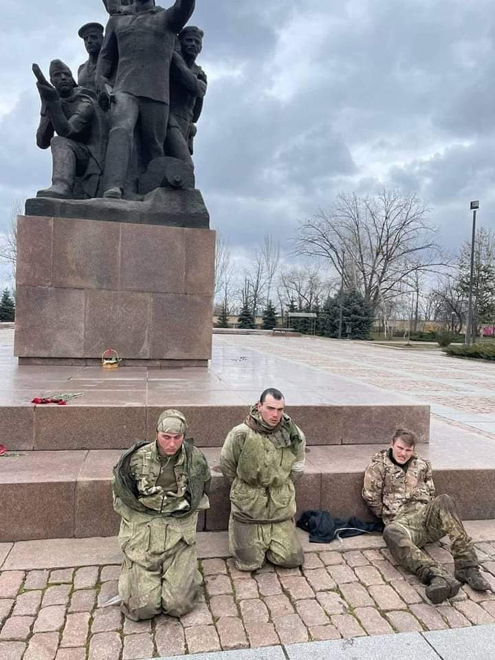 У Миколаєві допитали полонених: їм казали, що у країні все погано, - ФОТО 