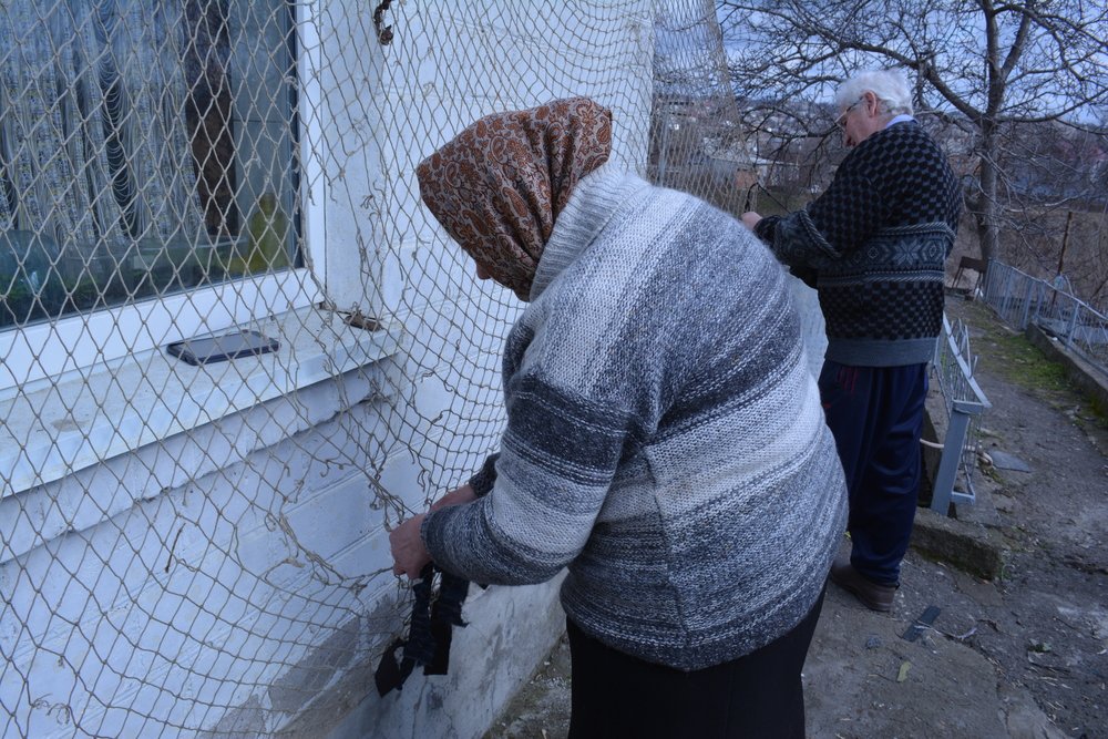 волонтери з Первомайська роблять останнім часом маскувальні сітки