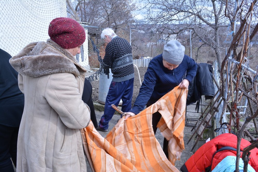 волонтери з Первомайська роблять останнім часом маскувальні сітки