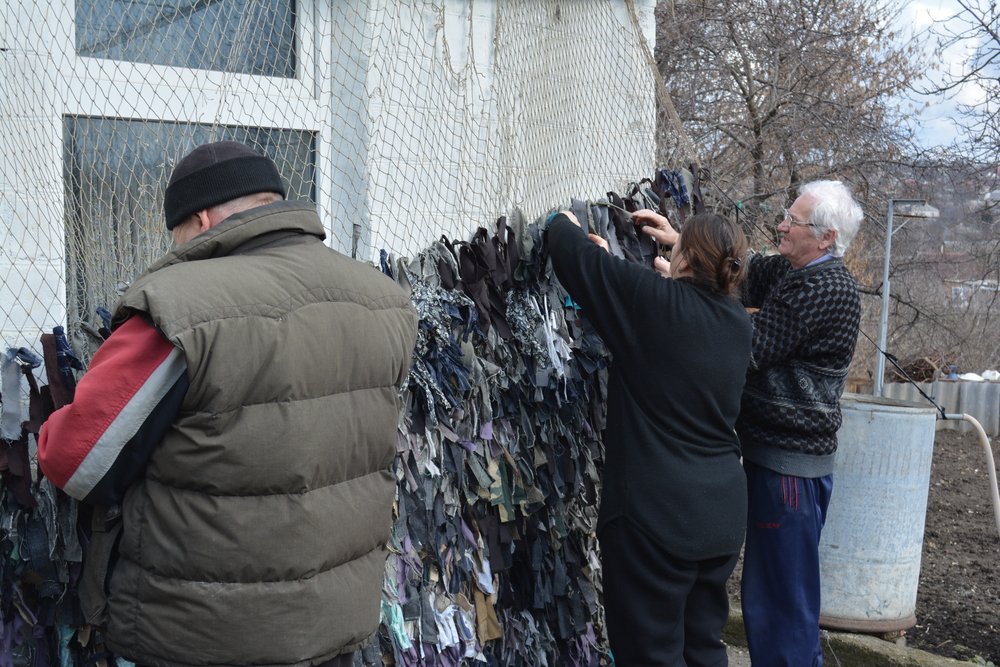 волонтери з Первомайська роблять останнім часом маскувальні сітки