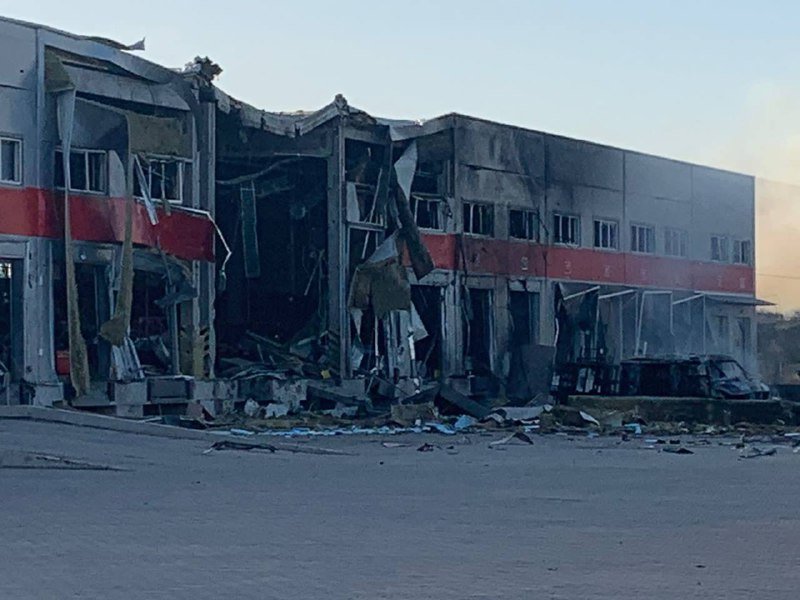 рашисти розбомбили нову пошту у миколаєві