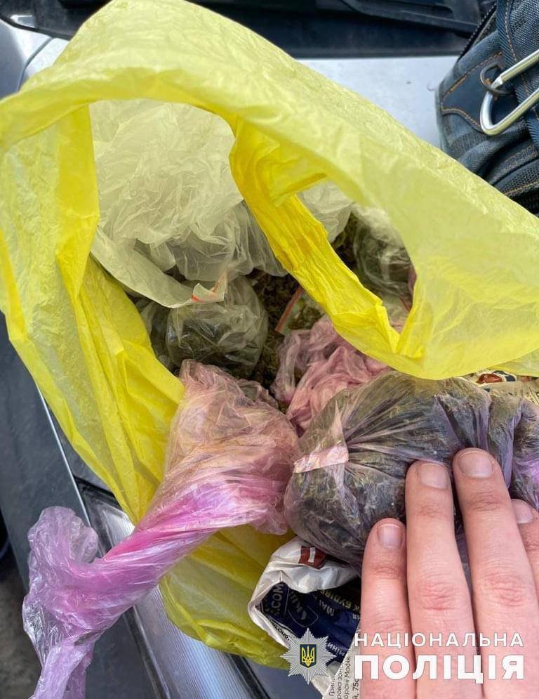поліція затримала чоловіка, який перевозив наркотичні речовини