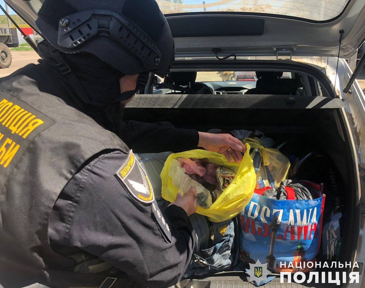 поліція затримала чоловіка, який перевозив наркотичні речовини