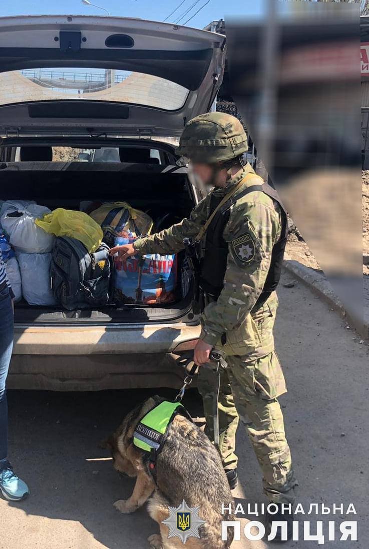 поліція затримала чоловіка, який перевозив наркотичні речовини