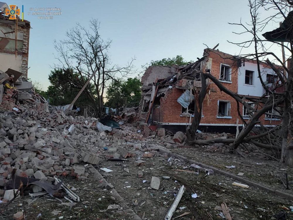 Наслідки ворожих обстрілів на Миколаївщині: у Баштанці горіла дитяча спортивна школа, а у Лиманах житловий будинок,- ФОТО 