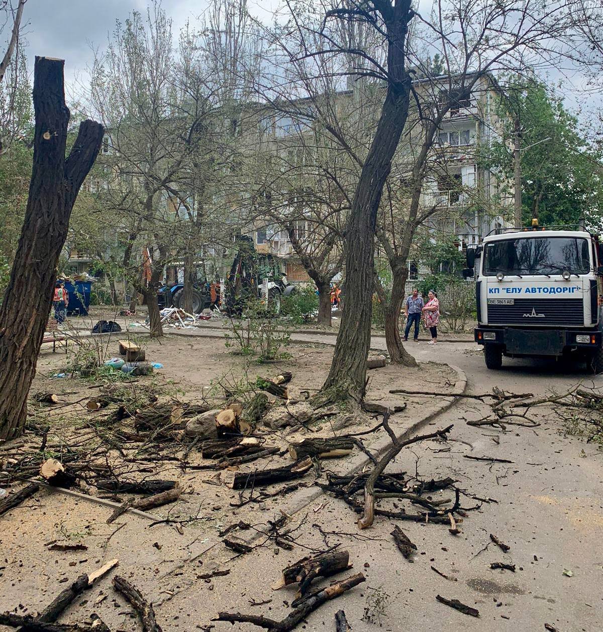 У Миколаєві продовжують ліквідовувати наслідки ракетного удару, - ФОТО 