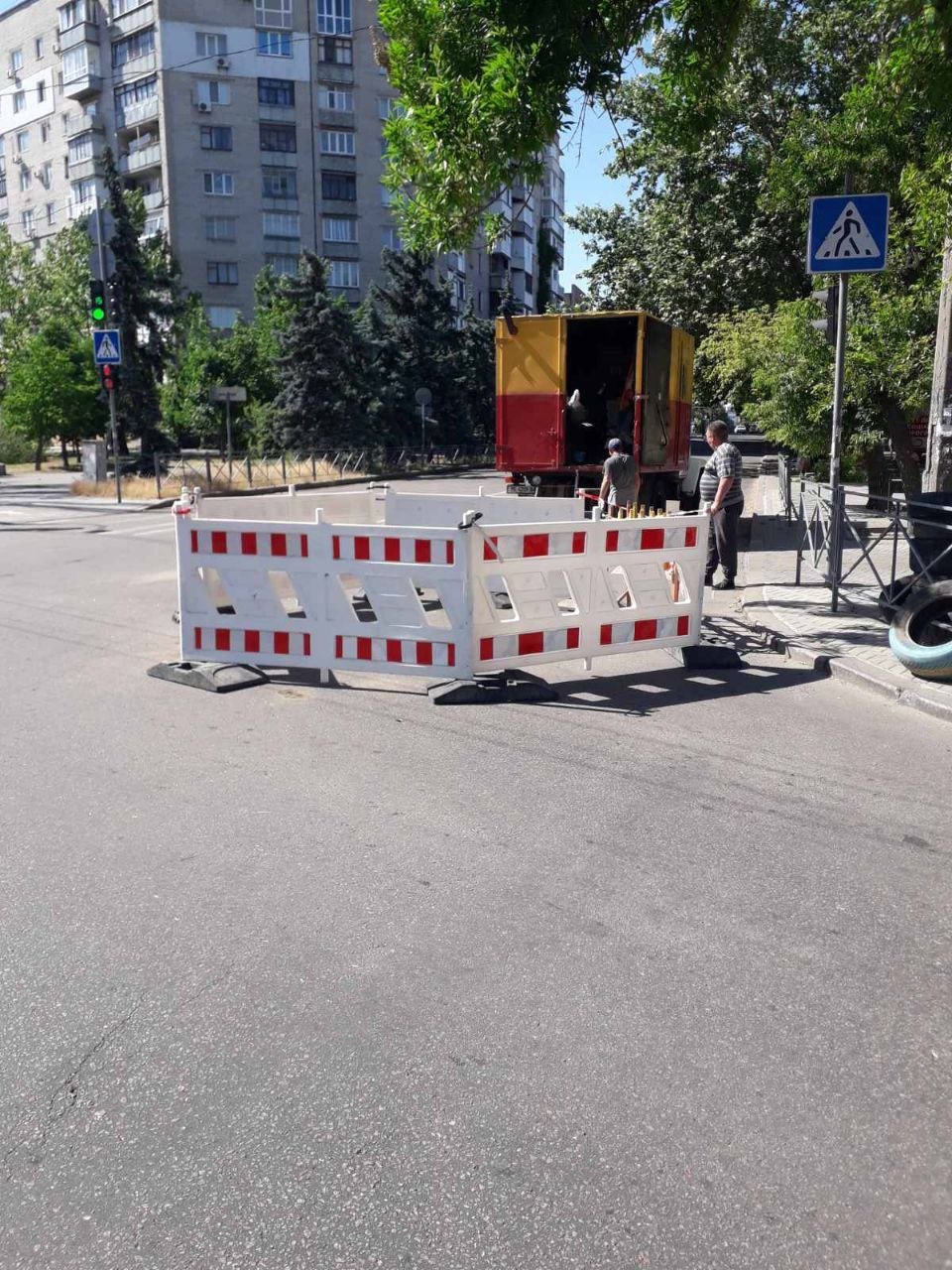 У центрі Миколаєва утворився провал розміром в декілька метрів: водіїв просять бути уважними 
