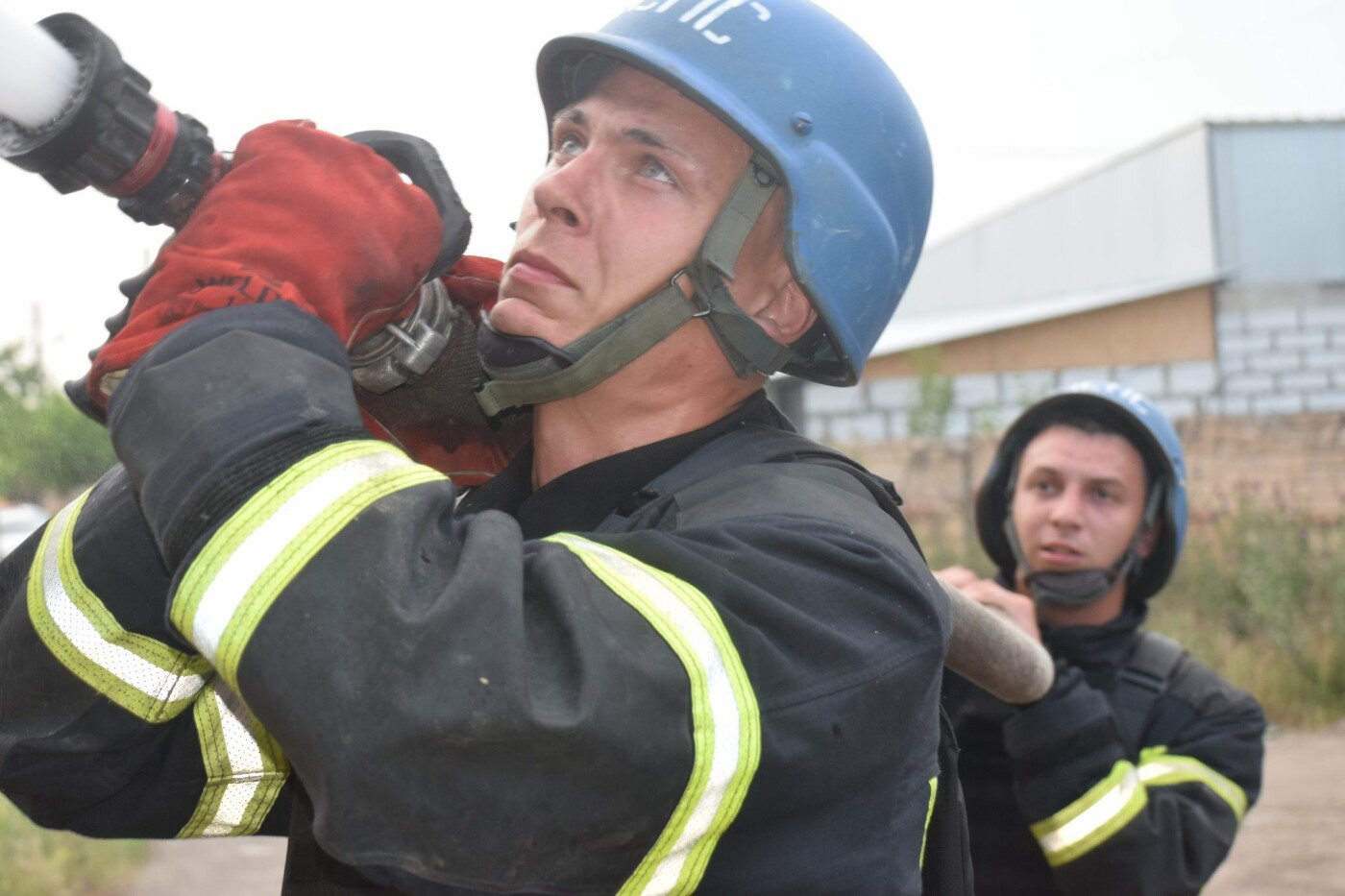 миколаївські рятувальники щодня ліквідовують наслідки ворожих обстрілів