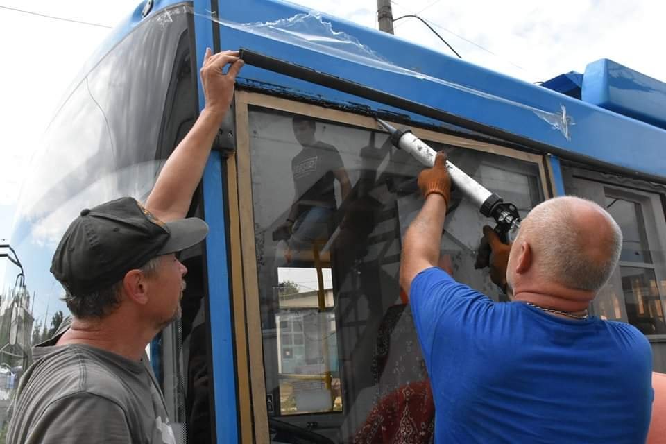 У Миколаєві почали відновлювати тролейбуси, які постраждали від рашиських обстрілів,- ФОТО