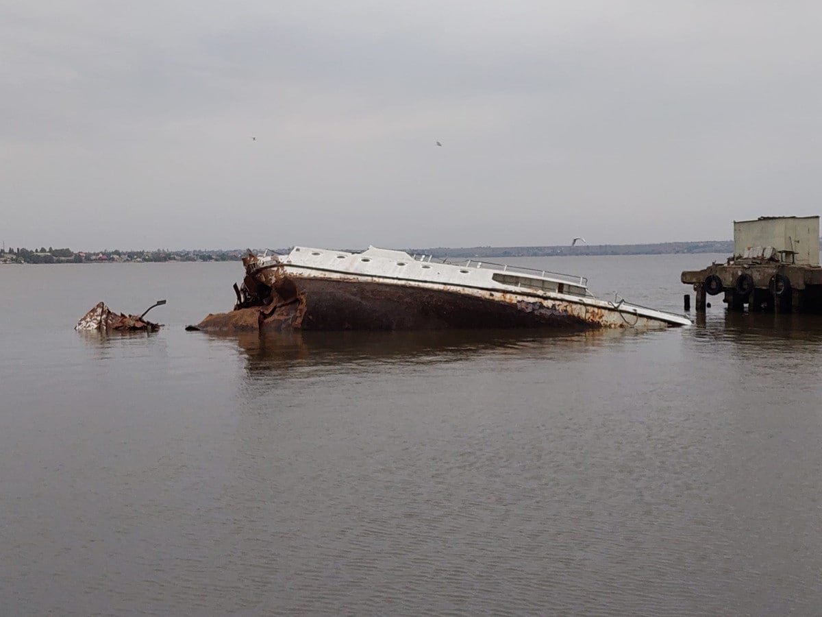у Миколаєві рашисти потопили списане судно