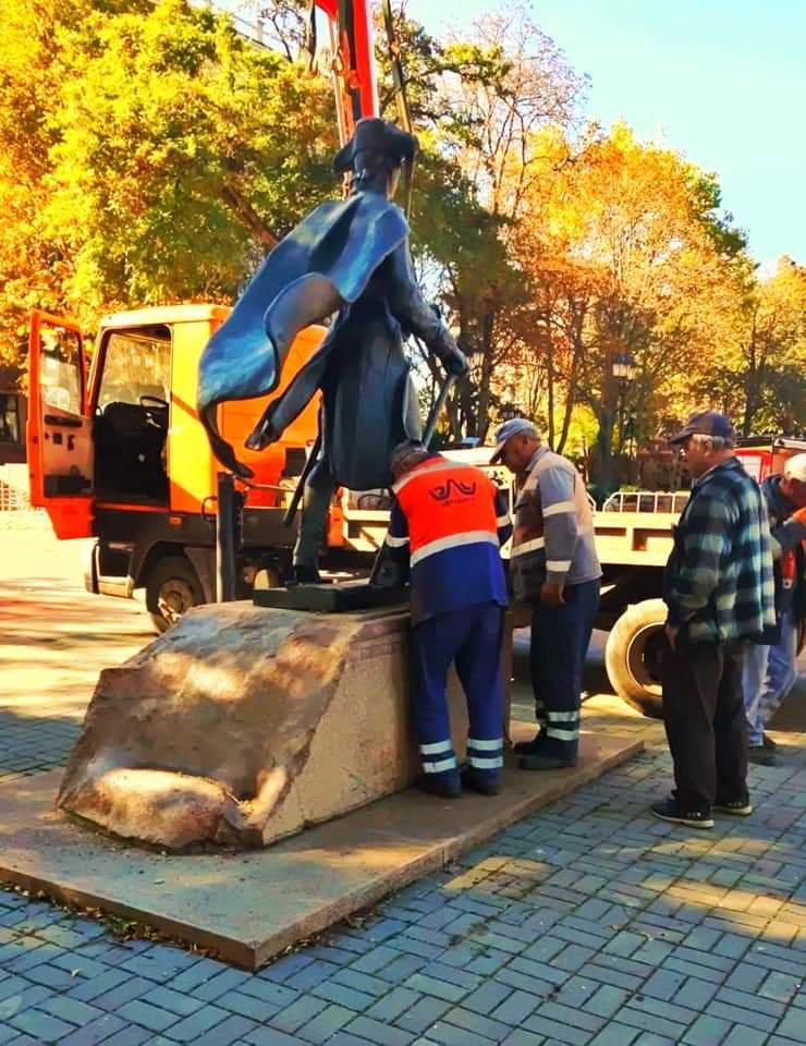 У Миколаєві демонтували пам'ятник Фалєєву, щоб захистити від ракетних атак,- ФОТО