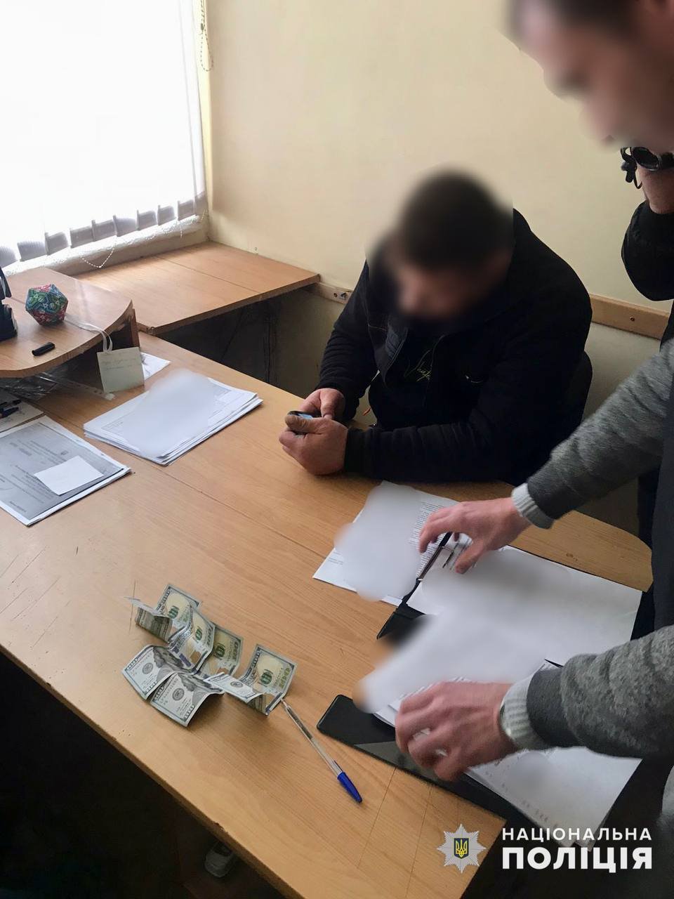 На Миколаївщині затримали чоловіка, який намагався дати хабар поліцейському,- ФОТО
