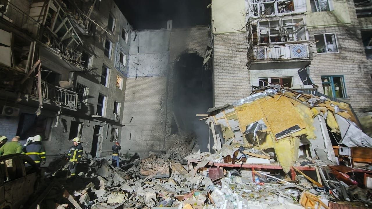 У Миколаєві російський агресор вдарив по п'ятиповерхівці: ведуться пошукові роботи потерпілих, - ФОТО 