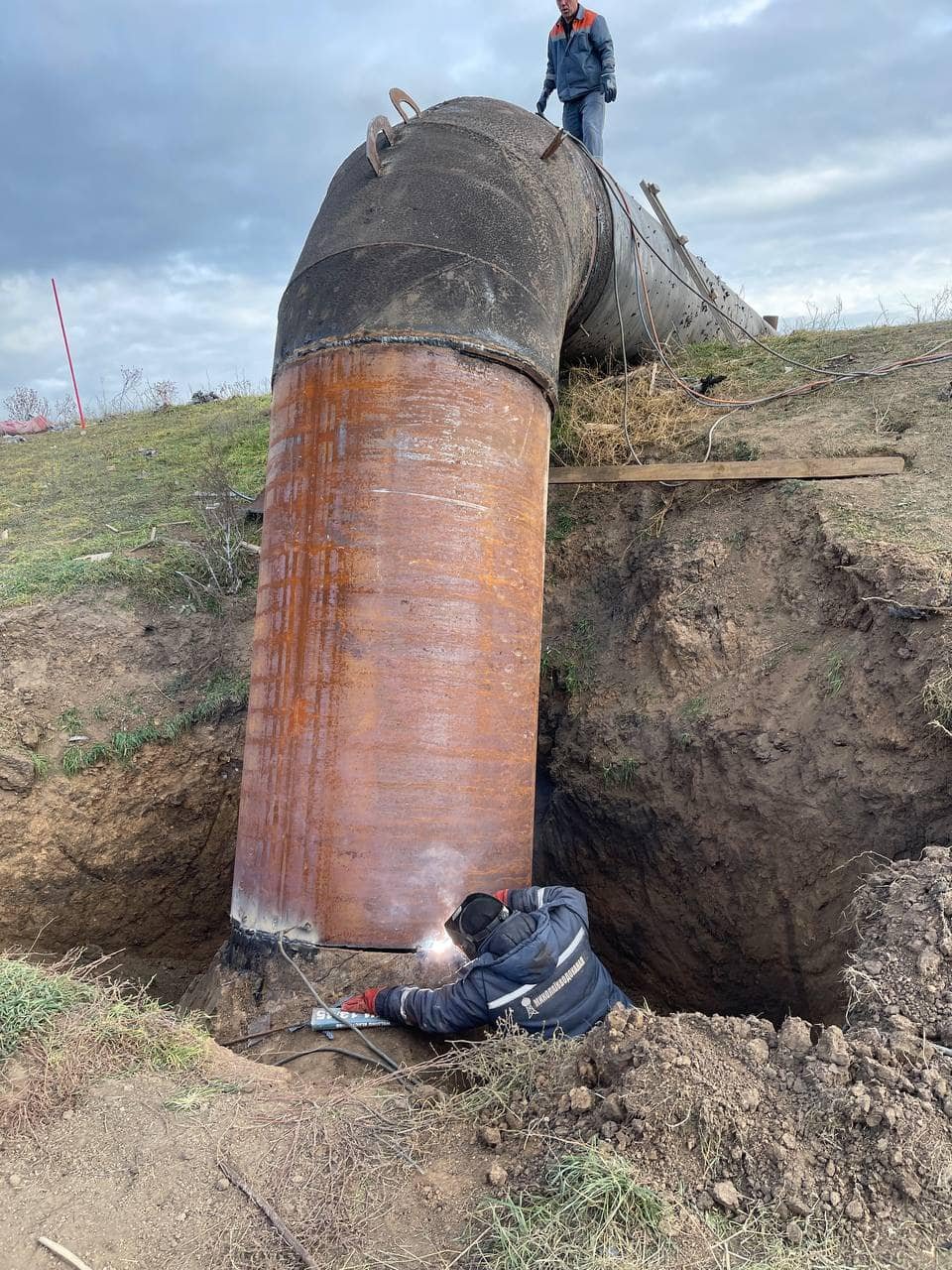 16 листопада фахівці завершили ремонтні роботи одного з пошкоджених внаслідок бойових дій відрізків водоводу Дніпро-Миколаїв.