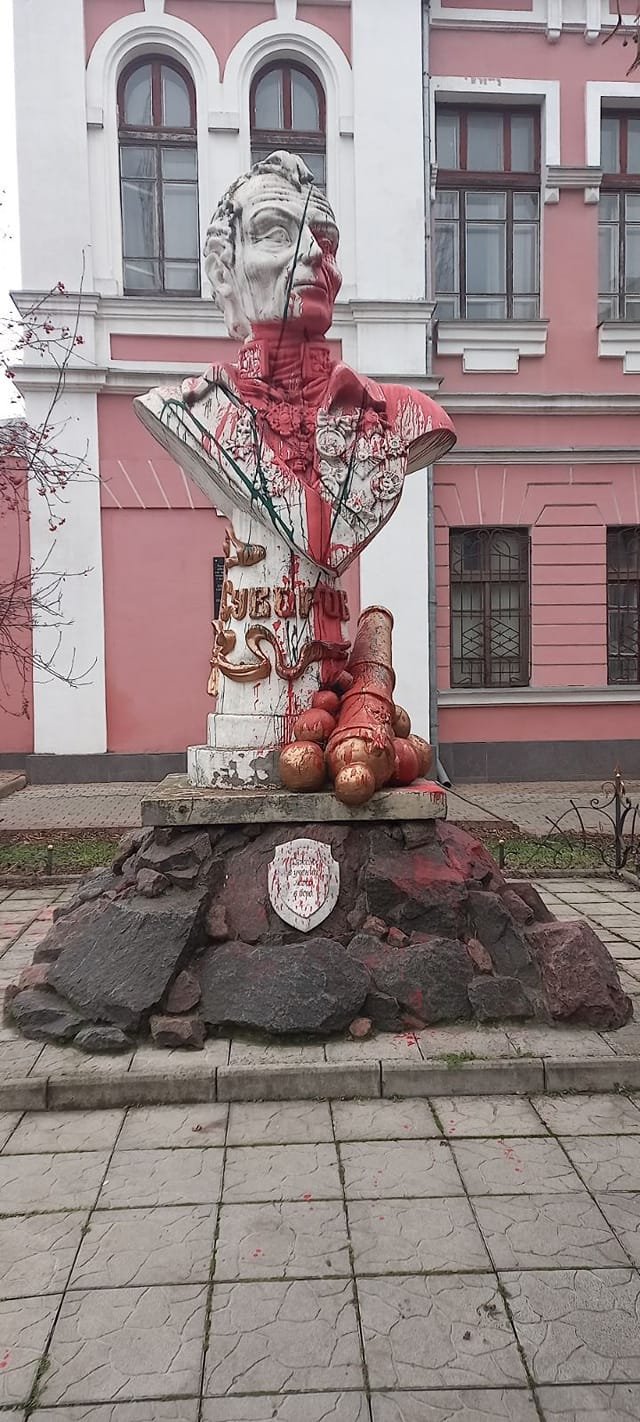 В Николаеве неизвестные облили красной краской памятник Александру Суворову. Фото - Ольга Колесник
