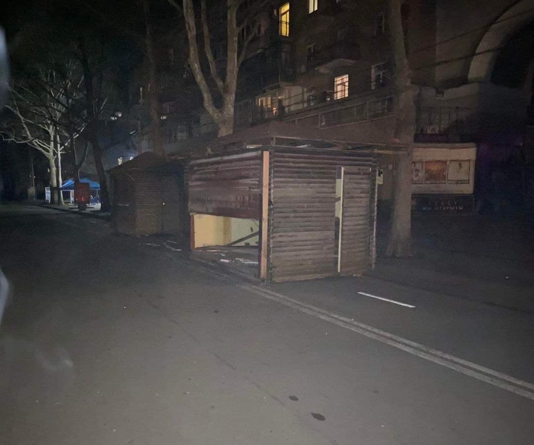 Хтось вирішив, що він розумніший за всіх: на Соборній у Миколаєві невідомі незаконно встановили кіоски, - ФОТО 
